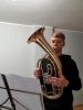 Orkiestrant gra na instrumencie